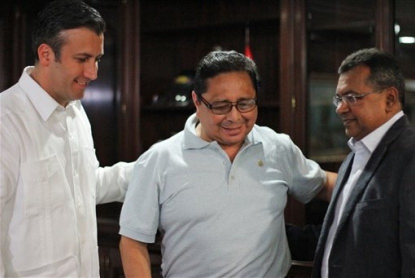 Diplomat Kosta Rika, Guillermo Cholele (tengah) disambut oleh Menteri Dalam Negeri Venezuela, Tareck El Aissami (kri) dan wakilnya Nestor Reverol (kanan) usai dibebaskan oleh para penculik di Caracas, Venezuela, Selasa (10/4).