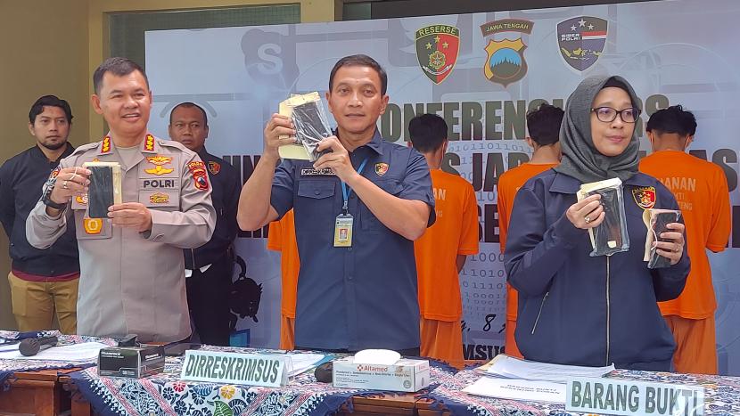  Direaskrimsus Polda Jawa Tengah, Kombes Pol Dwi Subagio (tengah), menunjukkan barang bukti pengungkapan kasus sindikat peretas ponsel jaringan internasional, saat digelar konferensi pers pengungkapan kasus, Selasa (8/8).