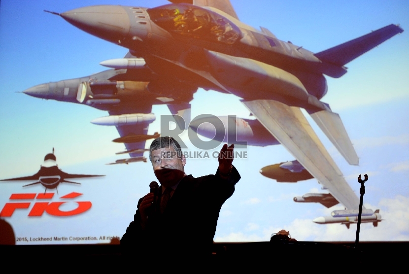 Director Business Development F-16 Lockheed martin Randy Howard menjelaskan Simulator F-16 milik Lockheed Martin di Jakarta, Rabu (7/10). 