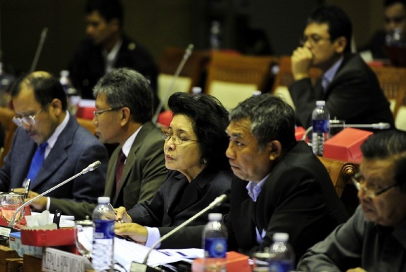 Director general of oil and gas at the Ministry if Energy and Mineral Resources, Evita H Legowo (center) during a hearing session with the House in Jakarta.   