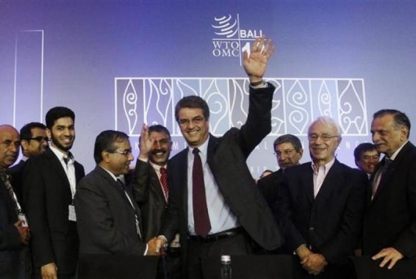 Director-General Roberto Azevedo gestures as he is congratulated by delegates after the closing ceremony of the ninth World Trade Organization (WTO) Ministerial Conference in Nusa Dua, on the Indonesian resort island of Bali December 7, 2013.