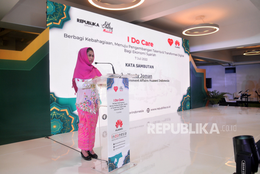 Director of Government Affairs Huawei Indonesia Yenty Joman memberikan sambutan pada acara penyerahan donasi CSR Qurban di Masjid At-Thohir, Cimanggis, Depok, Jawa Barat, Kamis (7/7/2022). Tahun ini Huawei Indonesia dan Republika kembali mengadakan kegiatan donasi CSR Qurban secara nasional di 13 kota di Indonesia dengan total berjumlah 15 ekor sapi dan 60 ekor kambing.