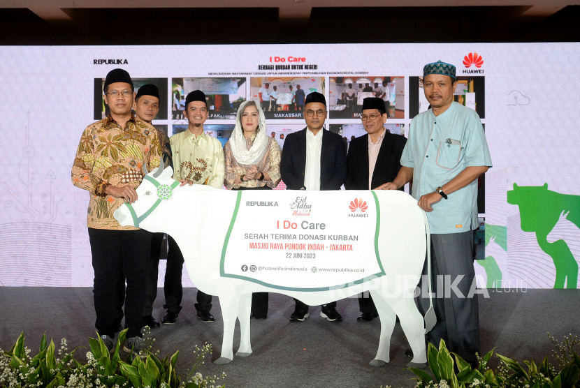 Director of ICT Strategy & Business Huawei Indonesia Mohamad Rosidi menyerahkan donasi hewan Qurban kepada takmir Masjid Raya Pondok Indah Abdul Fatah Mutabik dalam acara I Do Care Berbagi Kurban Untuk Negeri di Jakarta, Kamis (22/6/2023). Menyambut perayaan Idul Adha 1444 H Huawei Indonesia kembali berkolaborasi dengan Republika menyelenggarakan I Do Care. Donasi Hewan Kurban I Do Care tahun ini akan diserahkan ke 15 masjid di 15 kota di Indoensia. sebanyak 15 sapi dan 60 kambing akan disalurkan pada 22 Juni dan 29 Juni 2023.  