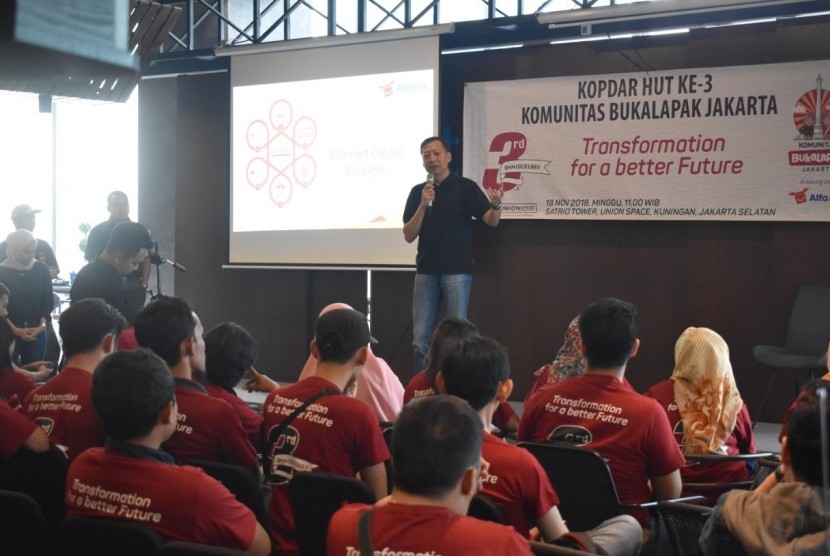 Director of International Business and Technology Alfamart, Bambang Setjawan Djojo, memberikan paparan pada Kopdar HUT Ke-3 Komunitas Bukalapak Jakarta, di Kuningan, Jakarta, Ahad (18/11).