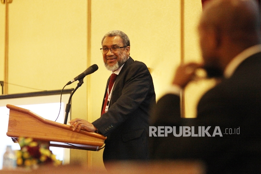  Director of the Middle East Monitor  Daud Abdullah (kiri) saat menjadi pembicara dalam Konferensi Internasional Media Islam ( International Conference of Islamic Media-ICIM) di Jakarta, Rabu (25/5). (Republika/Rakhmawaty la'lang)