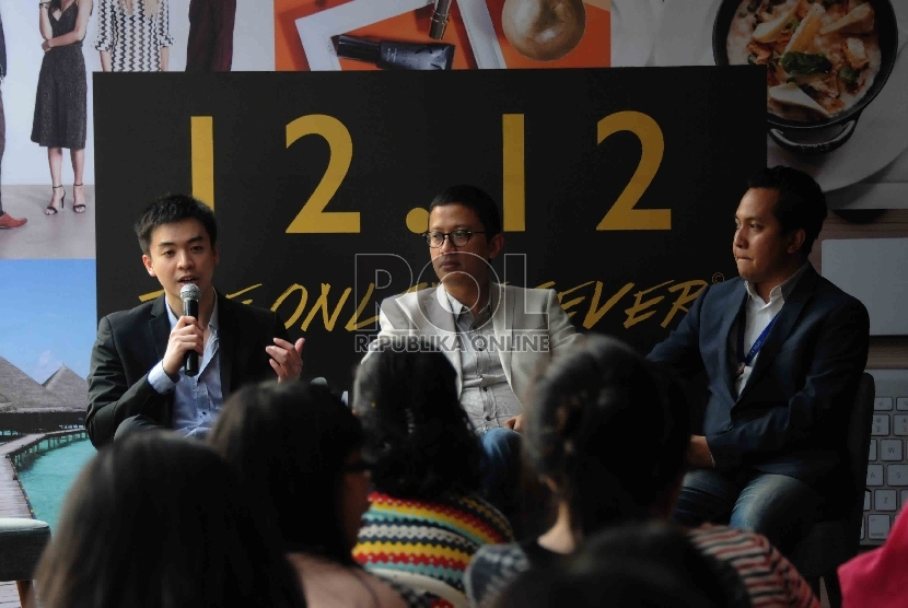 Director ZALORA Indonesia, Anthony Fung (kiri) serta Commersial Director AirAsia Indonesia, Andy Adrian (tengah) dan Co Founder and CTO Tiket.com, Natali Ardrianto (kanan) menjadi pembicara saat peluncuran 12.12 On Line Fever di Jakarta, Selasa (10/11). 