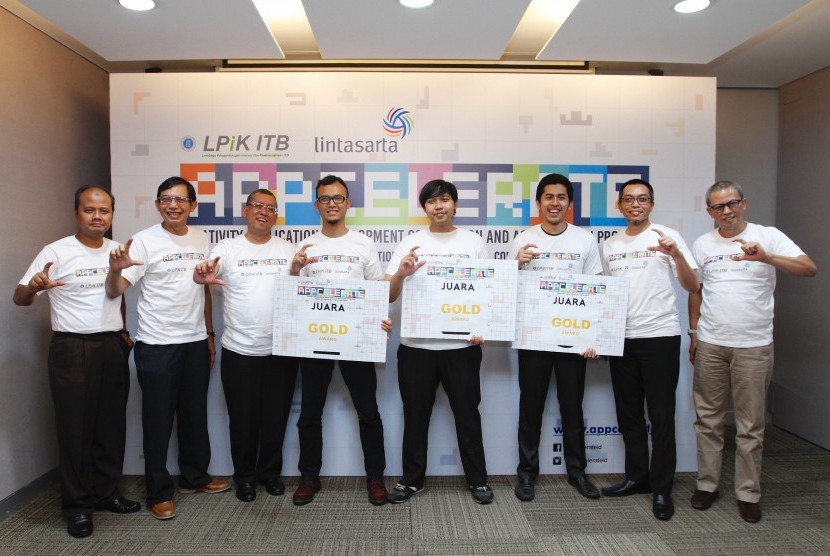 Direksi Aplikanusa Lintasarta, pengurus LPIK ITB dan para start up pemenang Lintasarta Appcelerete berfoto bersama di Jakarta, Senin (28/11/2016).