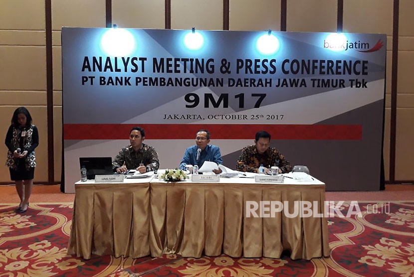 Direksi Bank Jatim melaksanakan konferensi pers Paparan Kinerja Kuartal III 2017 di Ritz Carlton Pasific Place Jakarta, Rabu (25/10).