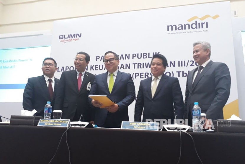 Direksi Bank Mandiri melaksanakan konferensi pers Paparan Kinerja Kuartal III 2017 di Plaza Mandiri, Jakarta, Selasa (24/10). 