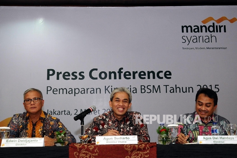 Direksi Bank Syariah Mandiri, Dir Distribution & Service Edwin Dwijajanto, Dir Utama Agus Sudiarto dan Dir Finance and Strategy Agus Dwi Handaya berbincang usai memberi laporan kinerja BSM tahun 2015 di Jakarta, Selasa (2/3).