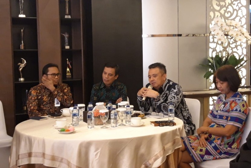 Direksi baru PT Bank Tabungan Negara Tbk. (BTN) yang dipimpin oleh Pelaksana Harian Direktur Utama Bank BTN, Oni Febriarto (kedua dari kanan) menyampaikan perkembangan terbaru perseroan kepada wartawan di Menara BTN, Gambir, Jakarta Pusat, Selasa (3/9).