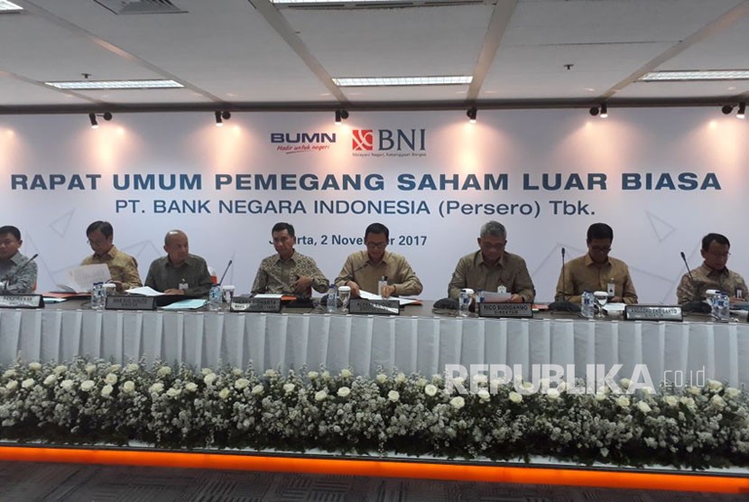 Direksi BNI melaksanakan konferensi pers Rapat Umum Pemegang Saham Luar Biasa (RUPSLB) di kantor pusat BNI, Jakarta, Kamis (2/11). RUPSLB tersebut menetapkan Dekan FEB Universitas Indonesia Ari Kuncoro sebagai Komisaris Utama BNI. 