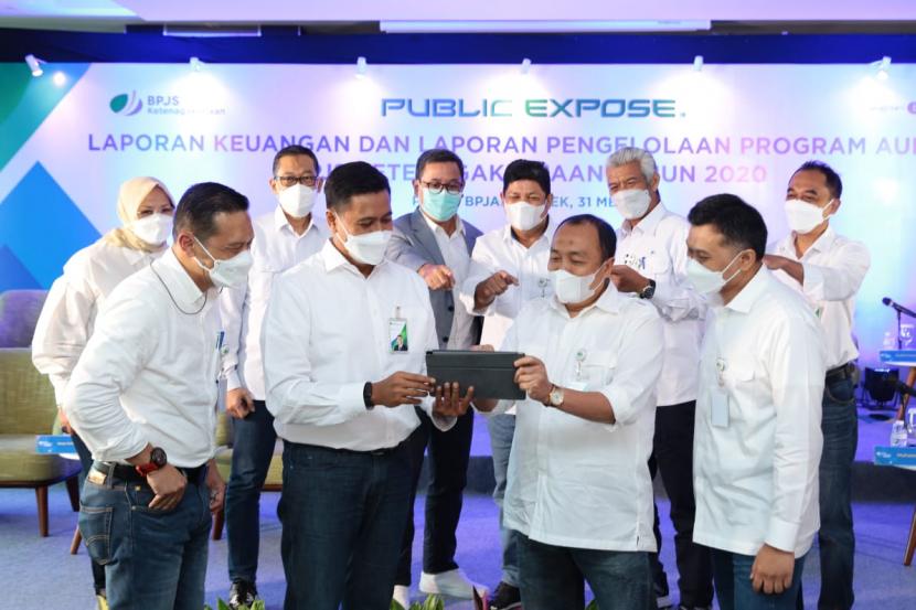 Direksi dan Dewas BPJAMSOSTEK saat acara Laporan Keuangan dan Laporan Pengelolaan Program (LK-LPP) yang secara resmi diumumkan pada hari ini, Senin (31/5) di Plaza BPJAMSOSTEK.