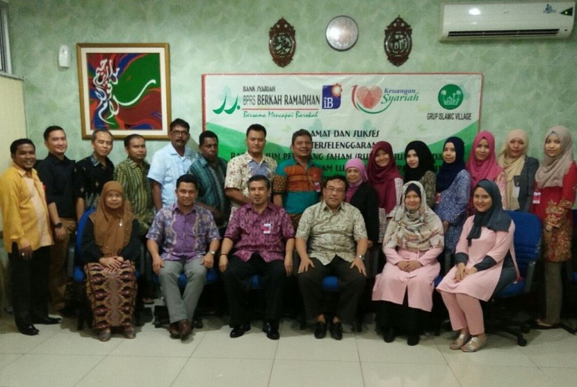 Direksi dan staf BPRS Berkah Ramadhan berfoto bersama seusai RUPS di Tangerang, Rabu (20/4).