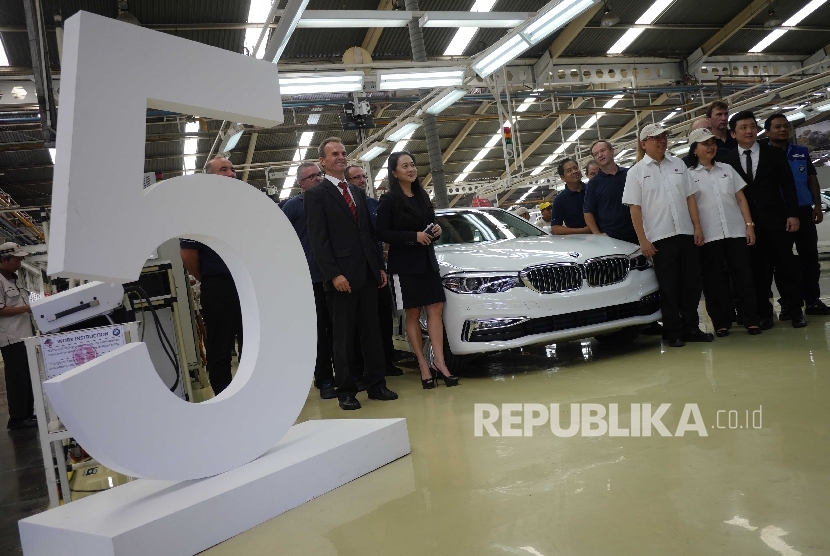 Direksi dan staff berfoto di fasilitas perakitan BMW Seri 5 PT Gaya Motor Indonesia di Sunter, Jakarta.