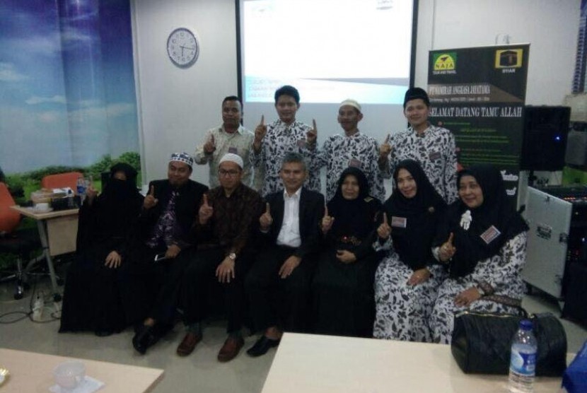 Direksi Naja Tour bersama perwakilan dan cabang dari berbagai daerah di Indonesia.