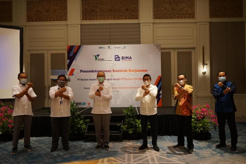 Direksi PT Equiport Inti Indonesia ( Pelindo IV Group ) dan PT Berkah Industri Mesin Angkat ( Pelindo III Group) seusai tandatangan kerjasama.