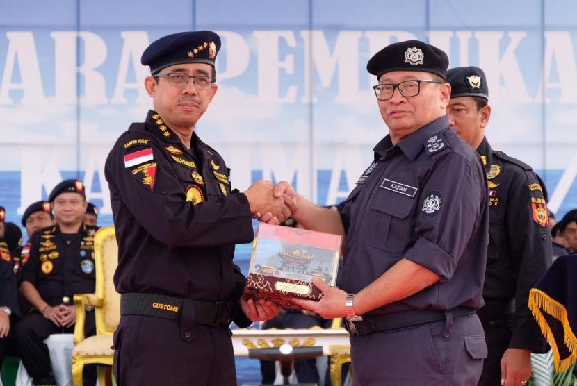 Bea Cukai Indonesia dan Malaysia Gelar Patroli Laut Bersama | Republika  Online