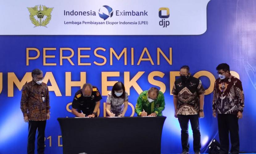 Direktorat Jenderal Bea dan Cukai (DJBC) bersama Lembaga Pembiayaan Ekspor Indonesia (LPEI) dan Direktorat Jenderal Pajak (DJP) mengadakan penandatanganan Perjanjian Kerja Sama (PKS) tentang Rumah Ekspor Solo (RES) pada Selasa (21/12).