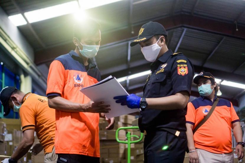 Direktorat Jenderal Bea dan Cukai melalui Bea Cukai Kualanamu menghibahkan sebanyak 2.000 surgical masker kepada Gugus Tugas Percepatan Penanganan Covid-19 Provinsi Sumatera Utara (Sumut) untuk membantu pencegahan penularan virus corona. 
