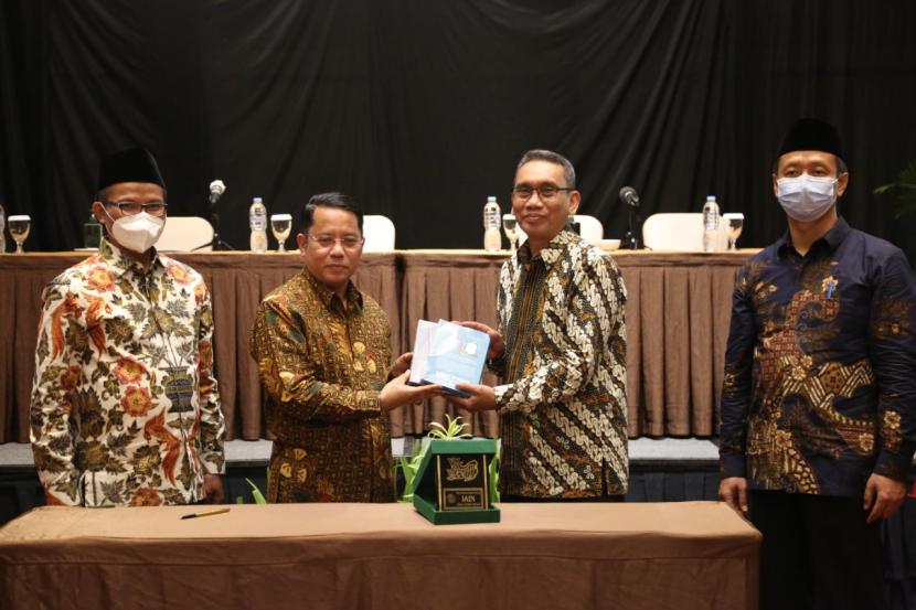 Direktorat Jenderal Bimbingan Masyarakat Islam Kementerian Agama menjalin kesepakatan bersama (MoU) dengan Institut Agama Islam Negeri (IAIN) Syekh Nurjati Cirebon di bidang kepustakaan Islam.