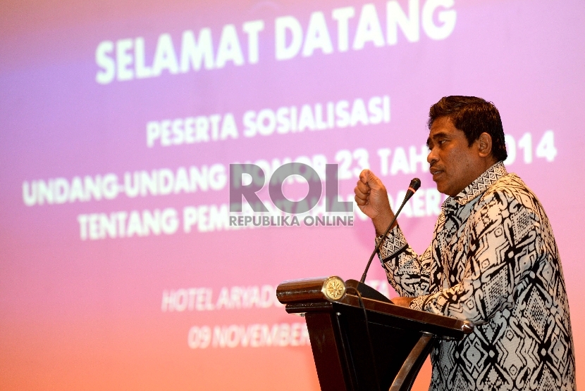 Direktorat Jenderal OTDA Kementerian Dalam Negeri Soni Sumarsono memberikan paparan saat pembukaan sosialisasi undang-undang di Jakarta, Senin (9/11).
