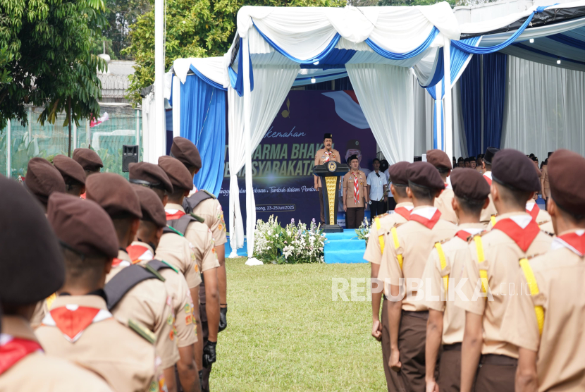 Menteri Imigrasi dan Pemasyarakatan (Menimipas), Agus Andrianto, menjadi pemimpin upacara pada pembukaan Perkemahan Satya Dharma Bhakti Pemasyarakatan, Senin (23/6/2025). Direktorat Jenderal Pemasyarakatan (Ditjenpas) terus meningkatkan pembinaan kepribadian Warga Binaan, salah satunya melalui Perkemahan Satya Dharma Bhakti Pemasyarakatan yang dilaksanakan di Lembaga Pemasyarakatan (Lapas) Kelas IIA Cibinong pada 23-25 Juni 2025. Perkemahan Pramuka Warga Binaan merupakan wujud semangat Warga Binaan menyambut Hari Pramuka Nasional Ke-64 pada 14 Agustus 2025. 