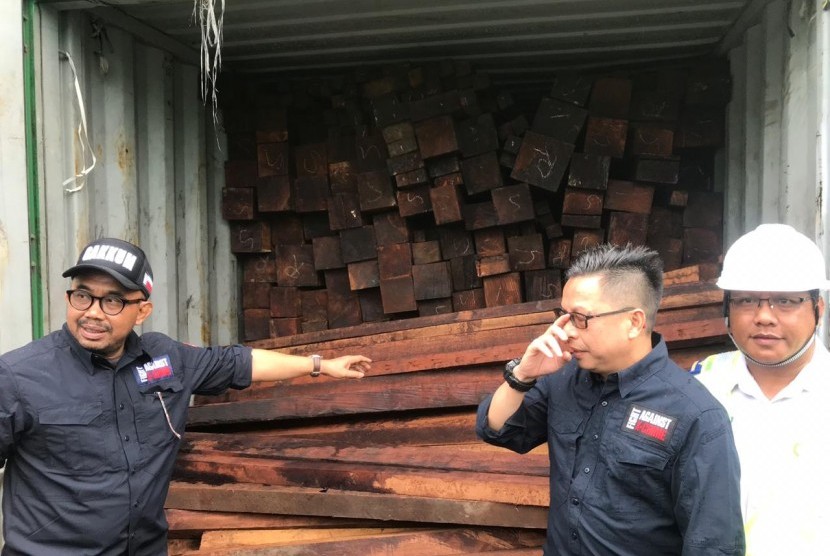 Direktorat Jenderal Penegakan Hukum Kementerian Lingkungan Hidup dan Kehutanan (KLHK) bekerja sama dengan Balai Gakkum LHK wilayah Jabalnusa, didukung Koarmada II, melakukan operasi dan mengamankan 40 kontainer kayu diduga ilegal. Kayu tersebut berasal dari Kabupaten Papua Barat dan dikirim ke Surabaya menggunakan jasa PT. Salam Pacific Indonesia Lines (SPIL).