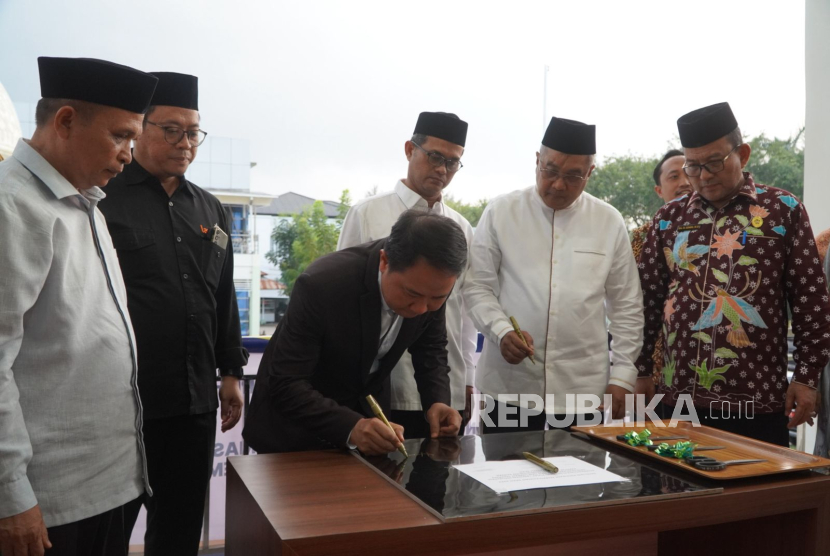 Direktorat Jenderal Penyelenggaraan Haji dan Umrah (Dirjen PHU) Hilman Latief (tengah) saat menandatangani kerja sama melalui program kemaslahatan untuk mendukung pembangunan Gedung Pusat Layanan Informasi dan Dokumentasi Haji & Umroh Terpadu (PLIDHUT) Kementerian Agama (Kemenag) Provinsi Aceh beberapa waktu lalu.