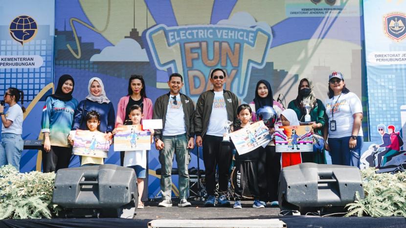 Direktorat Jenderal Perhubungan Darat menggelar acara sosialisasi dan edukasi Kendaraan Bermotor Listrik Berbasis Baterai (KBLBB) dengan tema Electric Vehicle Fun Day.