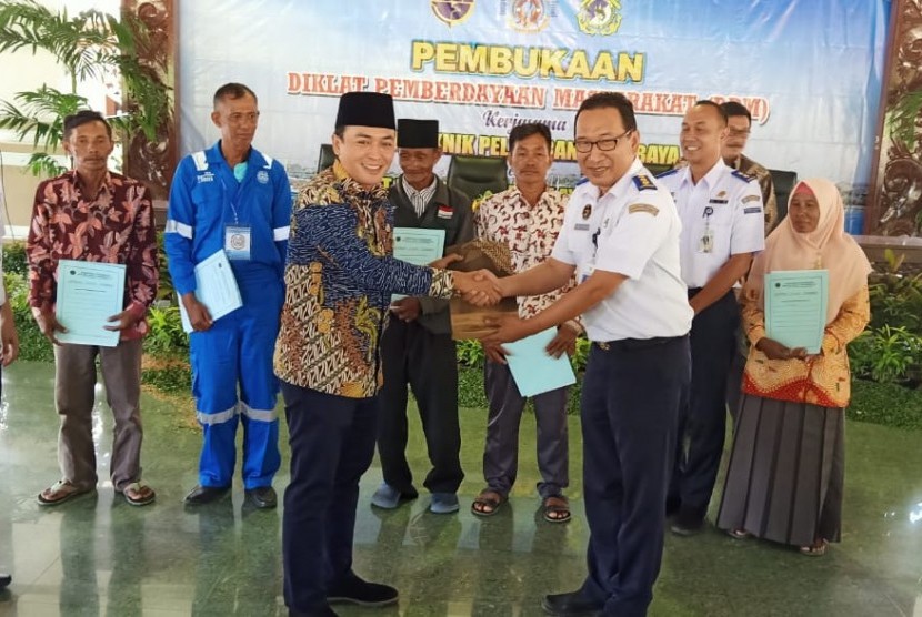 Direktorat Jenderal Perhubungan Laut kembali menyerahkan sertifiikat pengukuran kapal dibawah GT 7 atau Pas Kecil kepada masyarakat nelayan di pelabuhan-pelabuhan di wilayah Madura khususnya dikabupaten Pamekasan Jawa Timur, Kamis (23/5).