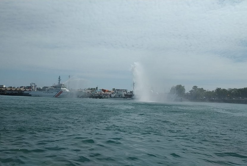  Direktorat Jenderal Perhubungan Laut Kementerian Perhubungan menggelar pelatihan fire fighting dan selam di Tanjung Uban, Kepulauan Riau, Selasa (18/2)