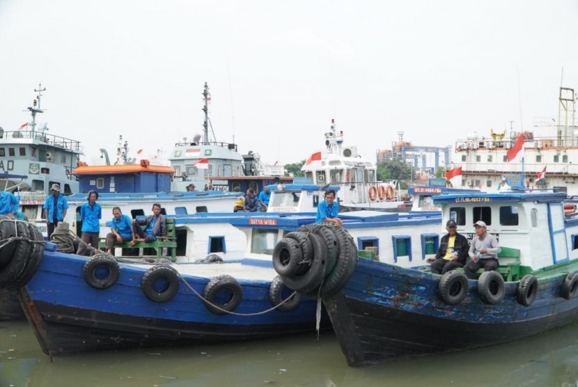 Keberadaan kapal service boat dibutuhkan sebagai penunjang kegiatan operasional di perairan Pelabuhan Tanjung Priok, Jakarta Utara.