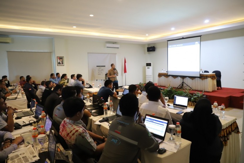 Direktorat Lalu Lintas dan Angkutan Laut Ditjen Perhubungan Laut Kementerian Perhubungan menggelar kegiatan Training of Trainer (TOT) Aplikasi Inaportnet di Pelabuhan Kotabaru - Batulicin bertempat di Kantor kesyahbandaran dan Otoritas Pelabuhan (KSOP) Kelas III Kotabaru - Batulicin, Kalimantan Selatan, Kamis (3/10).