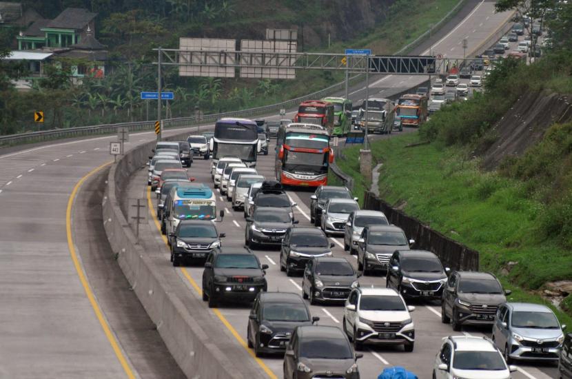 Direktorat Lalu Lintas (Ditlantas) Polda Jawa Tengah dan Satlantas Polres Semarang kembali memberlakukan rekayasa lalu lintas one way (satu arah) arus balik.