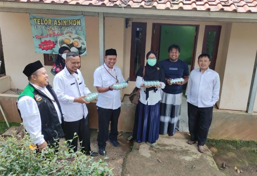 Direktorat Pemberdayaan Zakat dan Wakaf Kementerian Agama menunjuk KUA Kecamatan Cipeundeuy, Kabupaten Bandung Barat sebagai pelaksana program KUA Percontohan Ekonomi Umat tahun 2022.