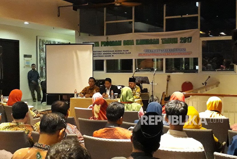 Direktorat Pendidikan Agama Islam melepas 110 guru Pendidikan Agama Islam (PAI) ke daerah Terpencil, Terluar, dan Tertinggal (3T). Ratusan guru tersebut dilepas secara simbolis oleh Dirjen Pendidikan Islam, Prof Kamaruddin Amin di Tangerang, Senin (11/12) malam.
