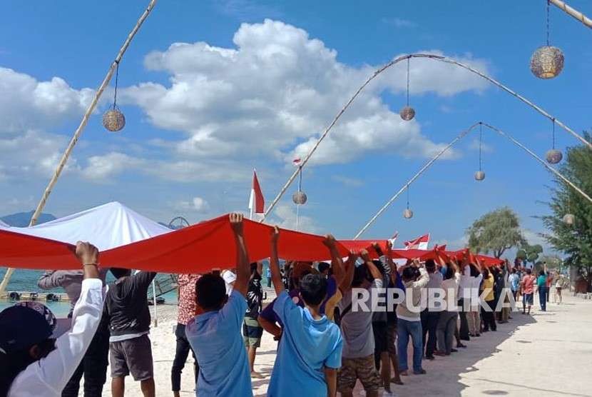 Direktorat Pengamanan Objek Vital Polda NTB bersama TNI, relawan, dan masyarakat menggelar upacara kemerdekaan di Gili Trawangan, Lombok Utara, NTB, Jumat (17/8).