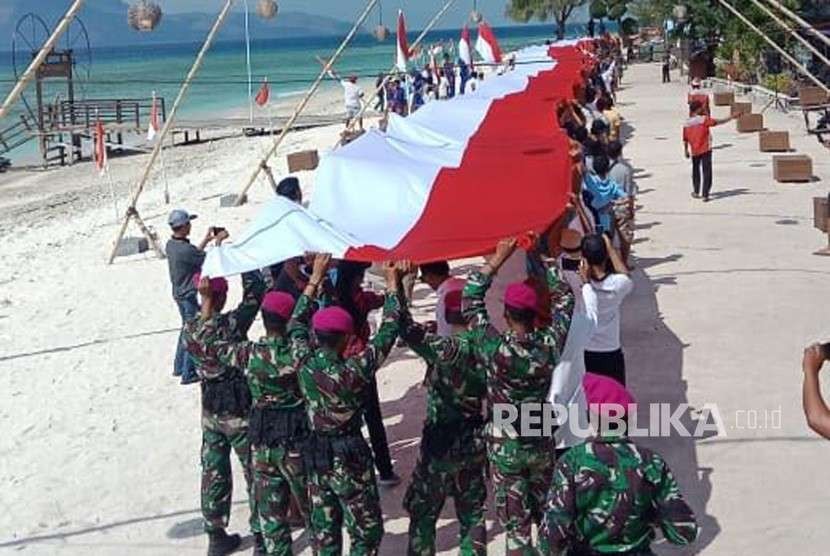 Direktorat Pengamanan Objek Vital Polda NTB bersama TNI, relawan, dan masyarakat menggelar upacara kemerdekaan di Gili Trawangan, Lombok Utara, NTB, Jumat (17/8).
