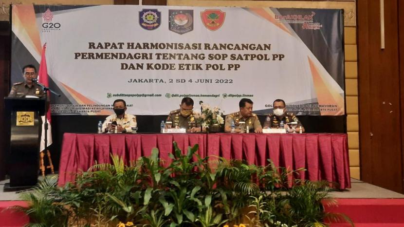Direktorat Pol PP dan Linmas menggelar Rapat Harmonisasi Penyusunan Rancangan Permendagri Tentang SOP Satpol PP dan Kode Etik Pol PP di Jakarta, pada  Kamis hingga Sabtu (2-4 Juni 2022). Rapat harmonisasi dilaksanakan secara hybrid (online dan offline).