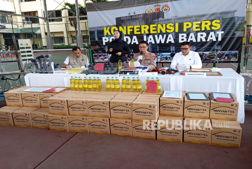 Direktorat Reserse Kriminal Khusus (Ditreskrimsus) Polda Jabar membongkar produksi Minyakita palsu di Subang. 