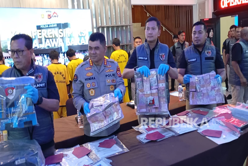 Direktorat Reserse Kriminal Khusus (Ditreskrimsus) Polda Jawa Barat menangkap tujuh orang pengurus gabungan kelompok tani mandiri teluk jambe bersatu (GKTMTB) di Karawang yang korupsi dana bantuan Covid-19 Rp 1,9 miliar tahun 2020. Satu orang tersangka berinisial N sebagai sekjen dan AAA, MY, A (ketua) dan B, E dan MD.