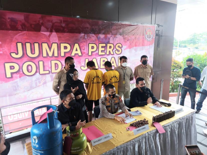 Direktorat Reserse Kriminal Khusus Polda Jabar mengungkap kasus penyalahgunaan gas elpiji subsidi di Kabupaten Bogor. 