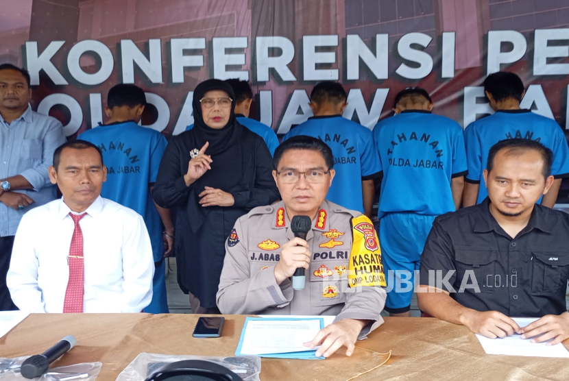 Direktorat Reserse Kriminal Umum (Ditreskrimum) Polda Jawa Barat mengamankan lima orang pelaku pencurian kendaraan bermotor (curanmor) di wilayah Banjaran dan Baleendah, Kabupaten Bandung. Mereka terdiri dari tiga orang pemetik DD, QN dan MA yang merupakan residivis berinisial serta dua orang penadah CS dan MI. 