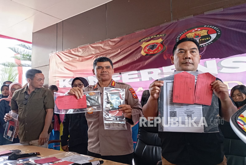 Direktorat Reserse Kriminal Umum (Ditreskrimum) Polda Jawa Barat mengungkapkan sebanyak 15 bayi yang dijual ke Singapura telah berganti kewarganegaraan, Kamis (17/7/2025).  