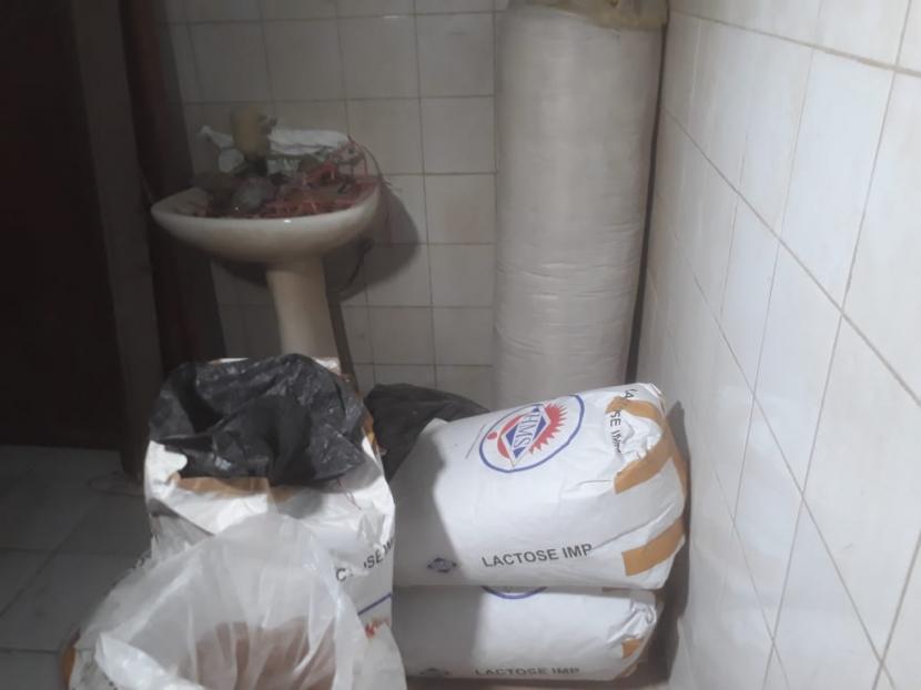 Direktorat Reserse Narkoba Polda Jawa Barat melakukan penggeledahan terhadap sebuah rumah di Komplek Kopo Permai 3, Kabupaten Bandung, Kamis (23/7). Rumah tersebut dijadikan tempat memproduksi obat-obatan keras dan terlarang.