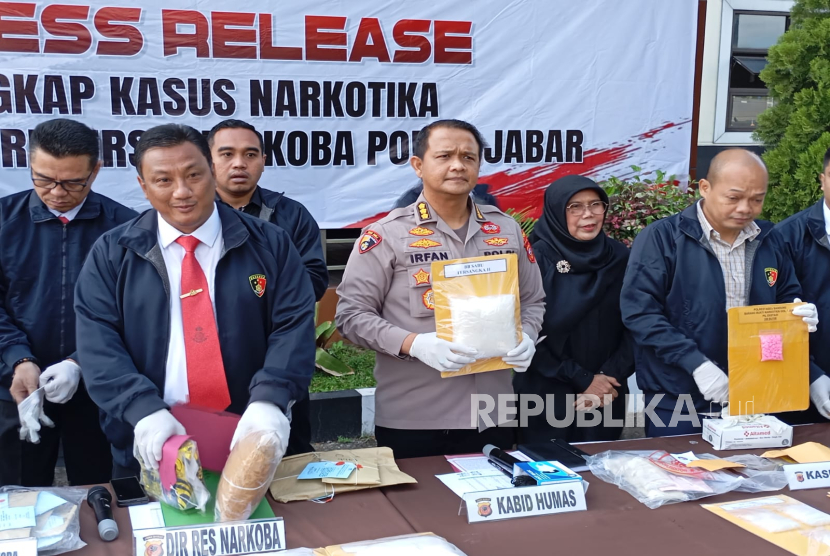 Direktorat Reserse Narkoba Umum (Ditresnarkoba) Polda Jawa Barat berhasil mengungkap peredaran 7 kilogram sabu dan ratusan ekstasi jenis inex jaringan Malaysia di Kota Cimahi dan Sukabumi. Modus baru peredaran inex dengan cara dibubukan lalu dimasukkan ke dalam kapsul. 