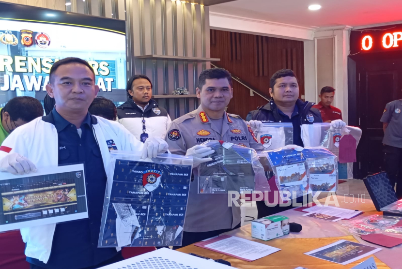 Direktorat Reserse Siber (Ditresiber) Polda Jawa Barat berhasil mengungkap praktik situs judi online (judol) jaringan Kamboja dengan dua orang tersangka yang diamankan berinisial JH dan A, Selasa (20/5/2205). Barang bukti yang disita sejumlah rekening bank berisi deposito judi online dan perangkat lunak judi online. 
