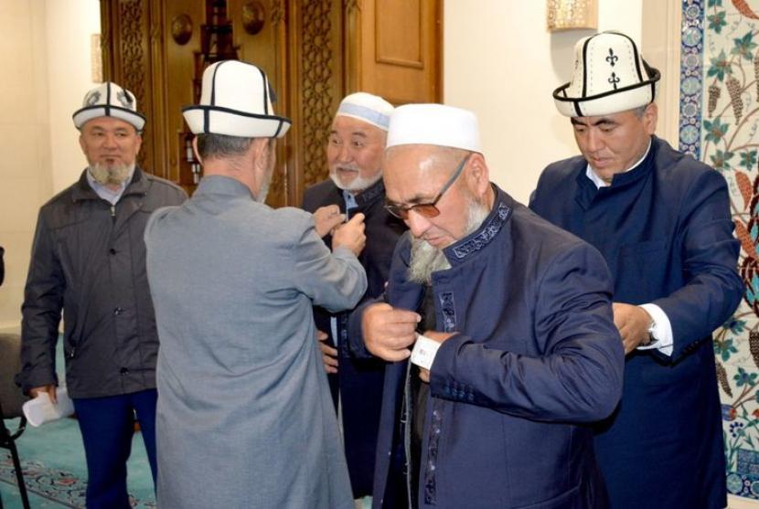 Direktorat Spiritual Muslim Kirgistan (SDMK) melaporkan Muftiyat membagikan seragam baru kepada para ulama, Rabu (1/6/2022). Ulama Kirgistan Terima Seragam Baru