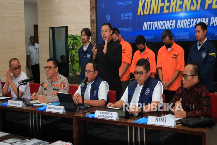 Direktorat Tindak Pidana Siber (Dittipidsiber) Bareskrim Polri kembali menunjukkan komitmennya dalam memberantas kejahatan siber dengan menangkap seorang tersangka yang diduga mengelola situs penyebar konten pornografi anak.